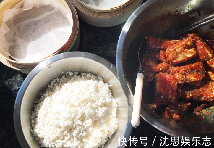 红烧|排骨不要只用来红烧了，这种做法不用一滴水一滴油，照样香嫩可口