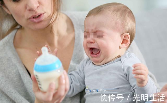 宝宝|宝宝吃母乳时三心二意,小动作还多?宝妈别生气,是他到了厌奶期