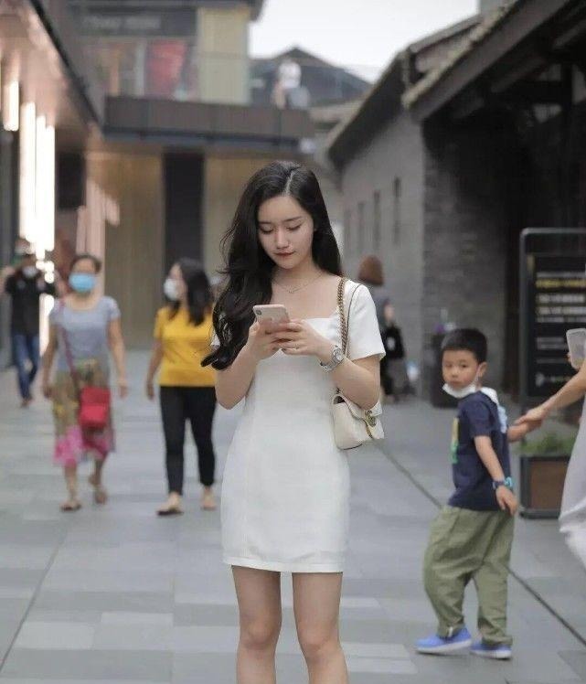 连衣裙 “A字裙”过时了,最近流行这种穿法,你还被蒙在鼓里吗?