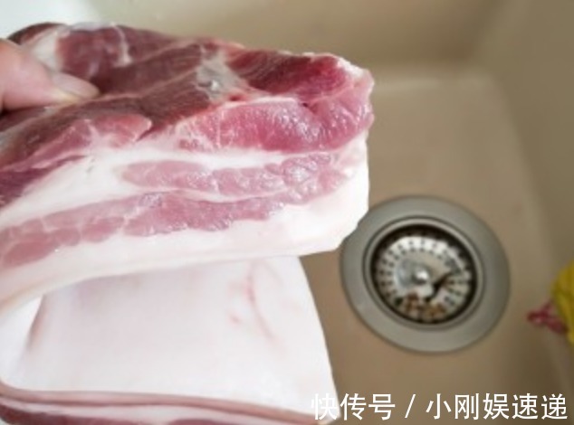 猪肉别冻进冰箱了，农村奶奶教我4个土方法，不解冻，和鲜肉一样