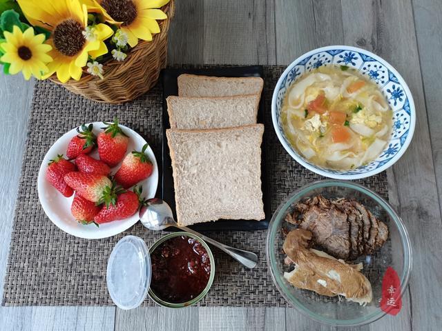 老两口的早餐,只因提前有了准备,不慌不忙地吃上丰盛的早餐