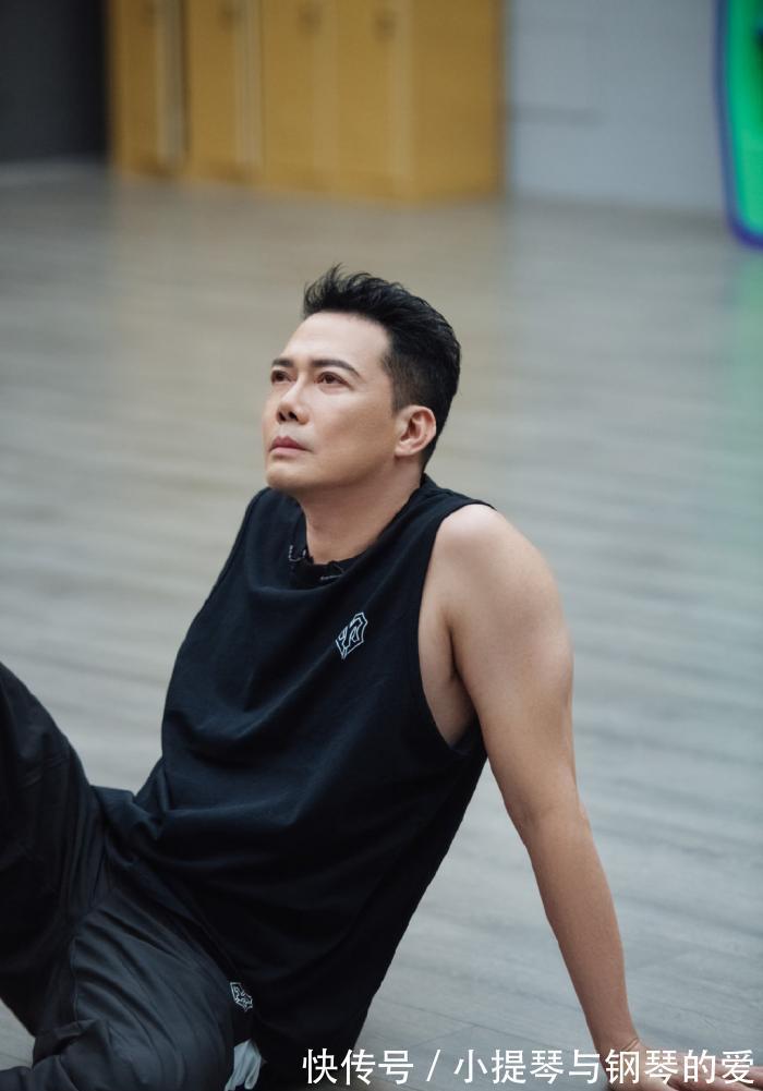 谢天华|《披哥》160道问题陈小春答对2题张智霖早起3小时亲自出马补救