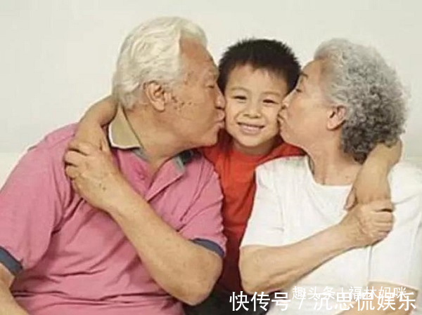 家庭|双独家庭,奶奶和姥姥抢着带娃让老人轮流带,对孩子有啥伤害