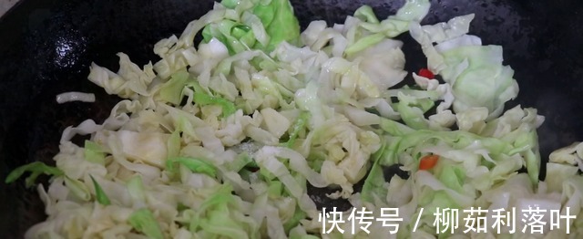 炒包菜时,记住不要直接下锅炒,好多人一直做错,难怪做的不好吃!