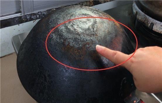 铁锅用久了，又脏又粘锅大厨教你一招，快速又干净，还不粘锅