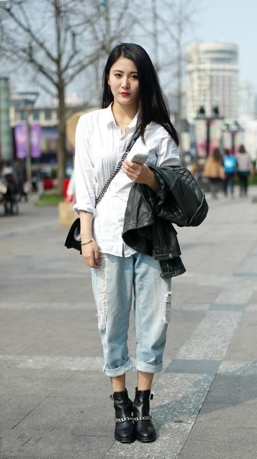 路人街拍,辣妈穿黑色的连体裤帅气大方,非常个性