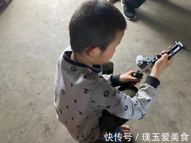 姑父|父亡母走，8岁男孩在姑姑姑父庇佑下长大：他们是我的再生父母