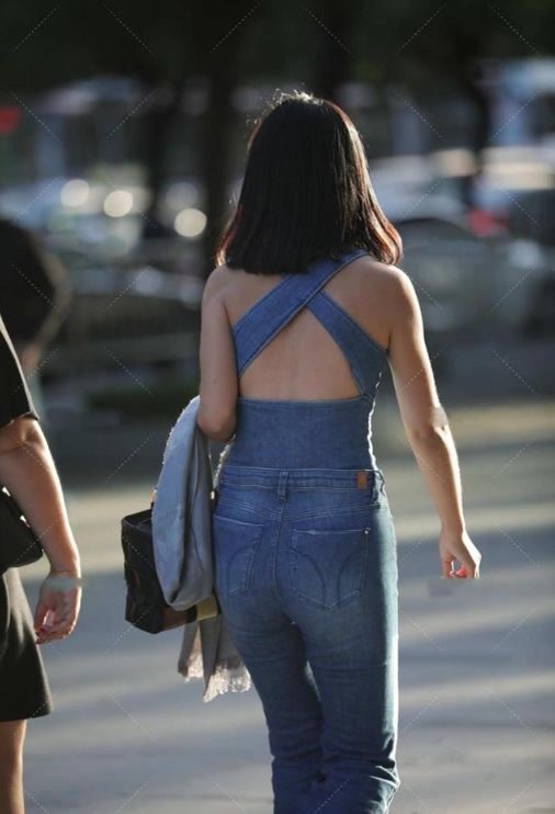 穿搭 墨绿色的无袖上衣,搭配黑色九分裤,整体给人简单清爽利落感觉