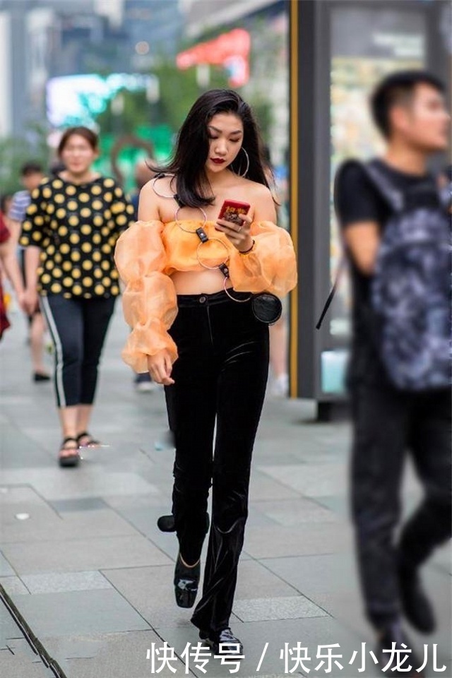 时尚穿搭,魅力十足的V领,让小姐姐看起来超模范儿十足