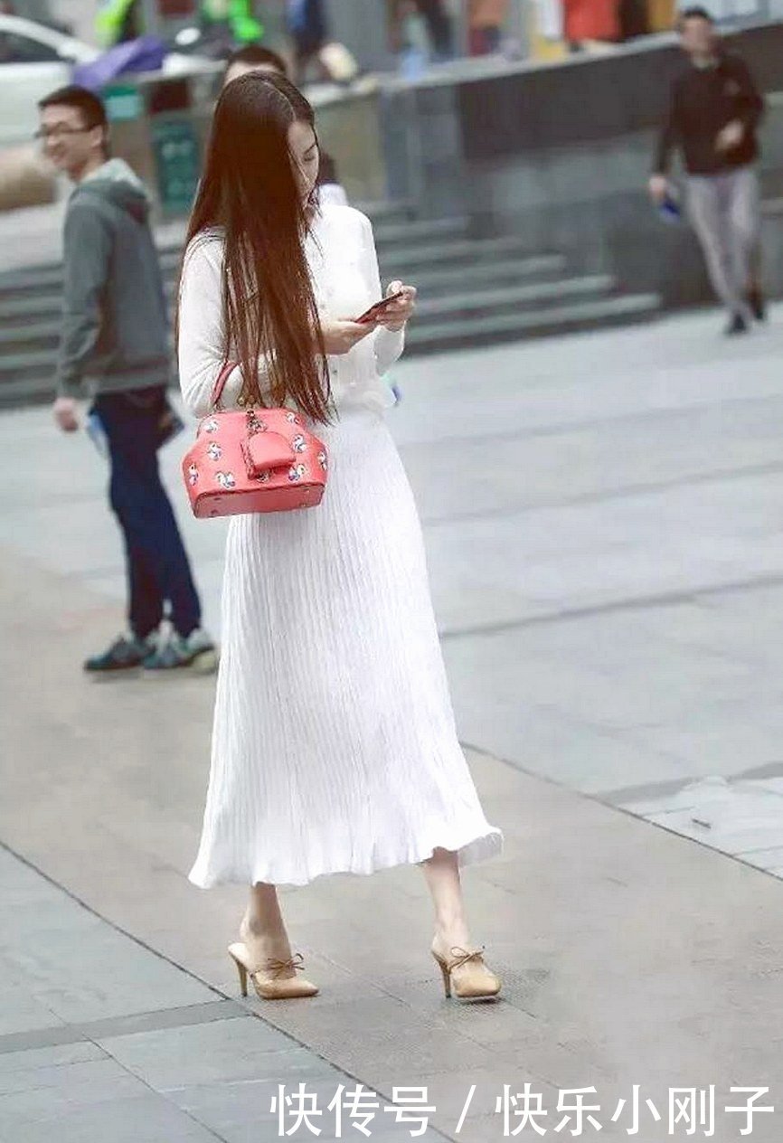 搭配靓丽的格子裙简洁唯美，气质好高级