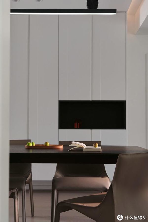 背景墙|南京夫妻129㎡的家，坚持全屋打满柜子，效果不是一般的大气实用