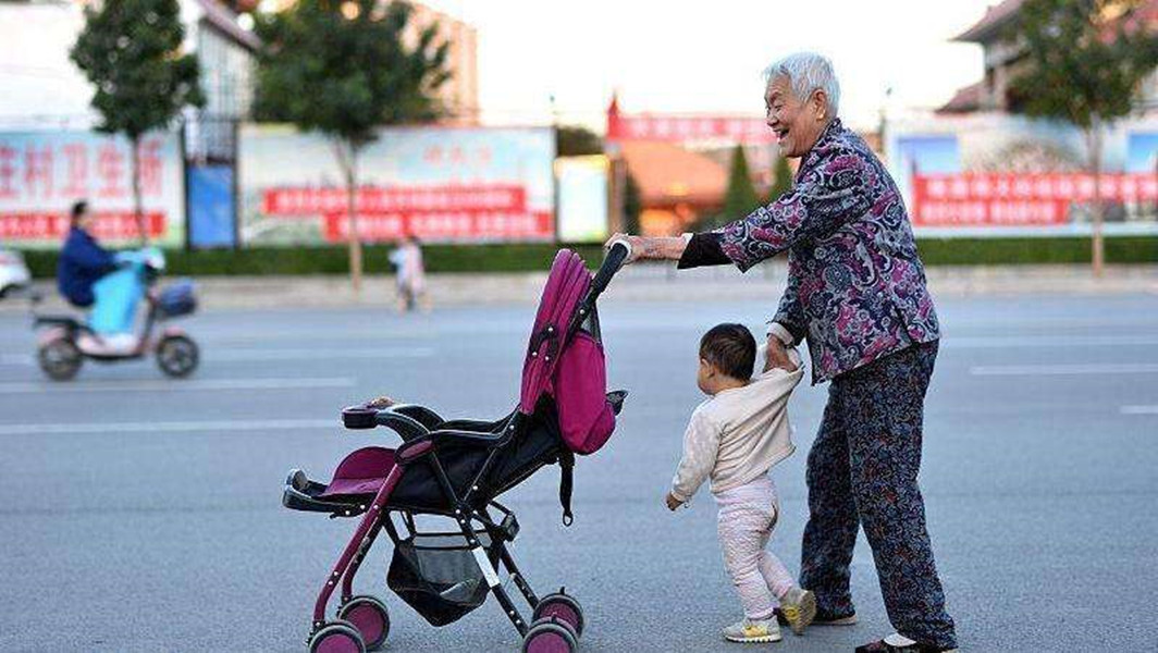 父母|老人帮子女带娃，超过这个年龄就该退出子女生活，越晚越不受待见