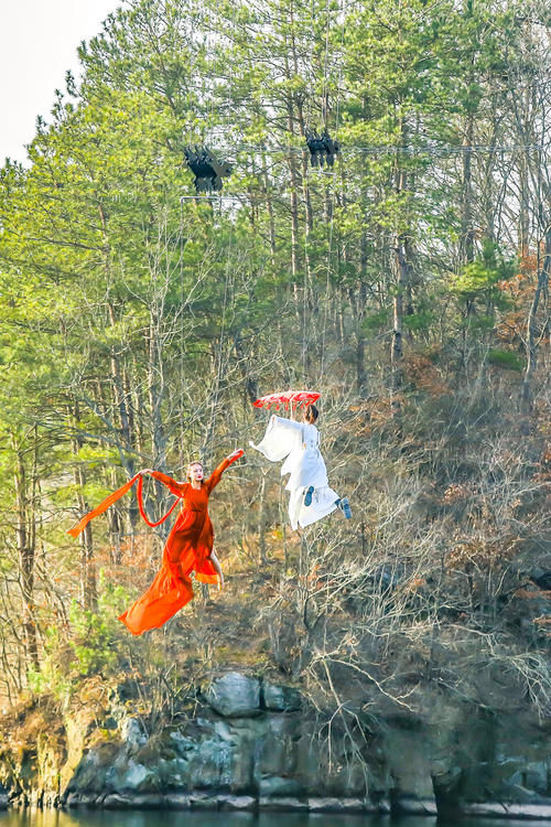 武汉惊现空中飞人，吊着钢丝绳就能飞，有的像仙女，有的像木偶