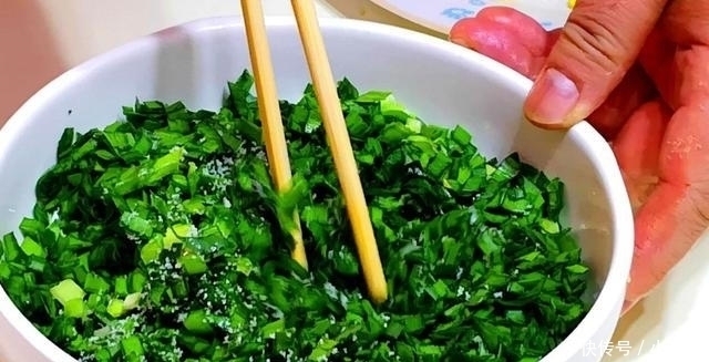 包韭菜馅饺子，直接拌馅就错了多加一步，韭菜更翠緑，还不出水