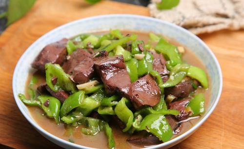 炒猪血，直接炒是大错，多做一步，猪血嫩滑不腥，还不易碎