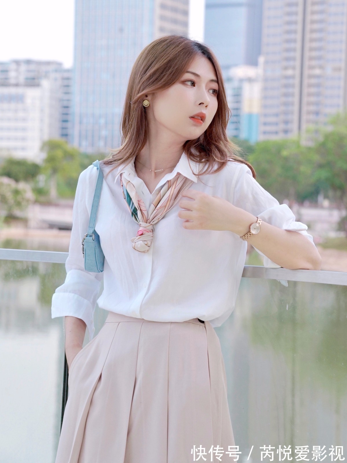 知性 基础款白衬衫穿搭,巧用丝巾搭出优雅知性风,很适合上班族