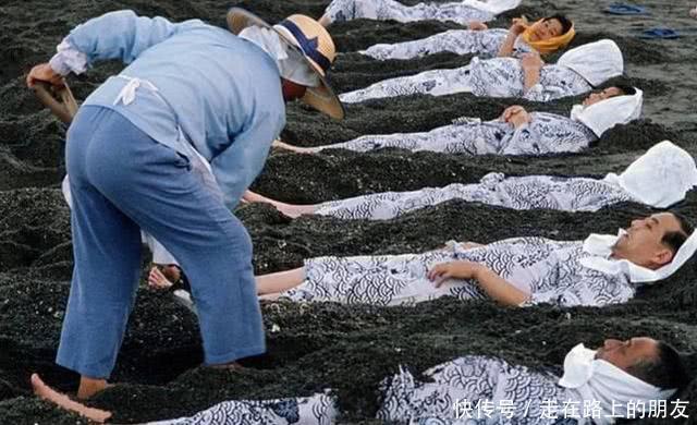 在海边游玩时,为何不能把自己埋到沙子里,看完涨知识了!