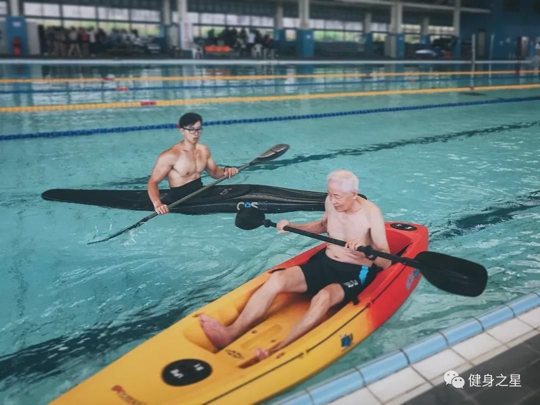 超硬核眼镜|超硬核眼镜小哥秀肌肉，筋肉身材太生猛了！