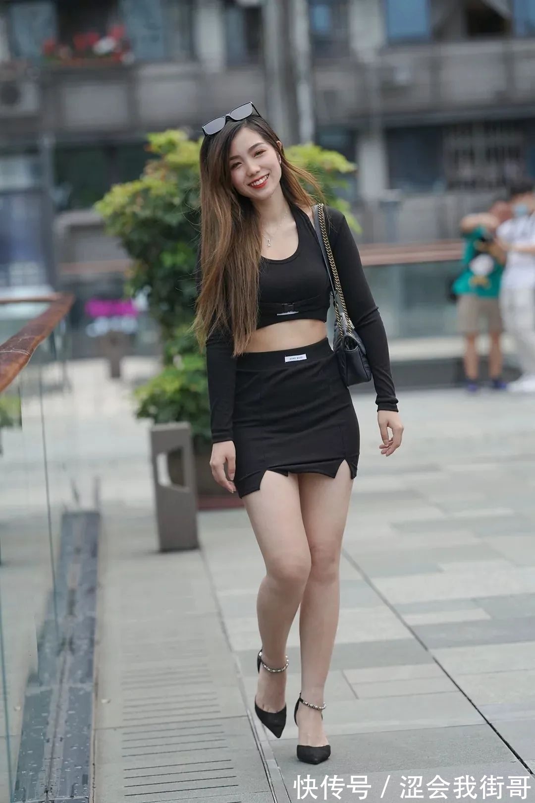 街拍 街拍穿小包裙的时尚女生