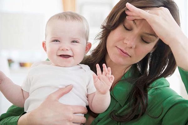 手机|宝妈月子期间玩手机,这五大危害你都知道吗可能会影响终生