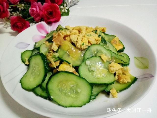 黄瓜炒鸡蛋,先下锅就错啦,难怪不脆不入味,大厨这样做才对