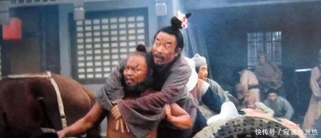 对宋江|李逵喝下毒酒后,才真正识破宋江真实嘴脸,说了19个字,字字诛心!