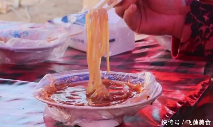 大娘|大娘卖“失传”小吃,8元一份抢着买,看清后,网友:长见识