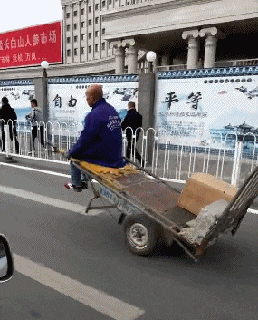 |搞笑GIF:在驾校这样练车 我就不信你练不好