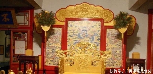 摆在故宫里的哪把龙椅,究竟是什么材料做的?据说已超过了黄金的价格!
