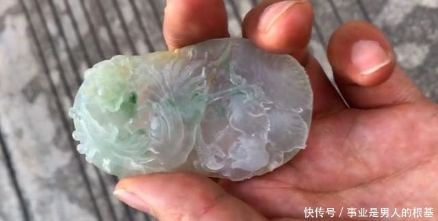 网友2000元买了个奇形怪状的大马坎翡翠原石,切出一对龙凤牌