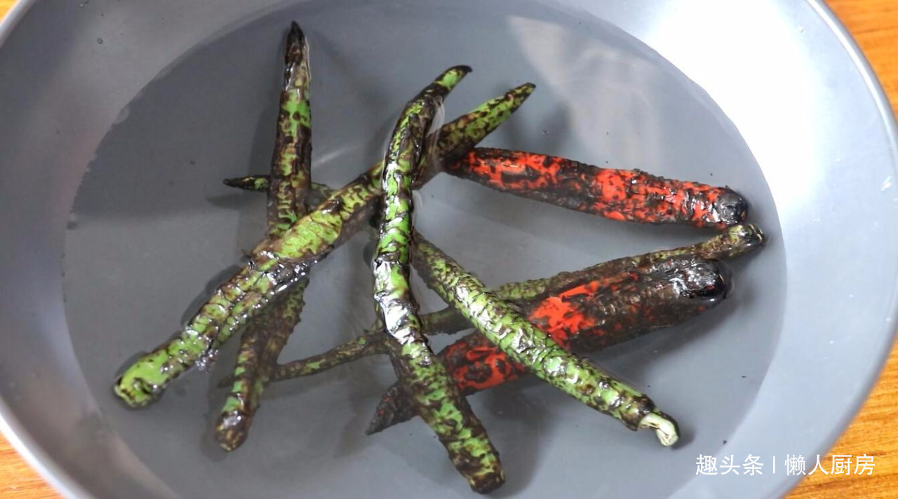 方便面别只会泡着吃,配上烧椒凉拌着吃,劲道爽滑,酸辣开胃