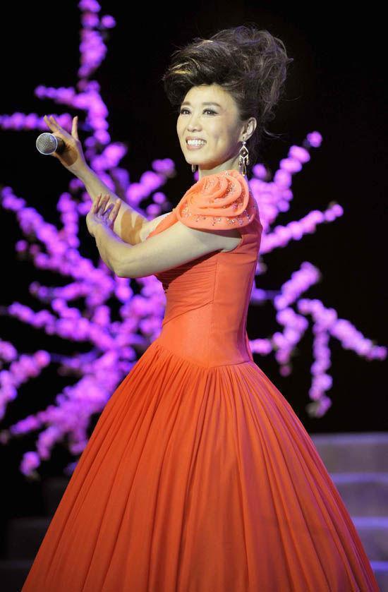 吴琼 连续5次登上春晚,姐弟恋相差15年,至今恩爱无儿无女