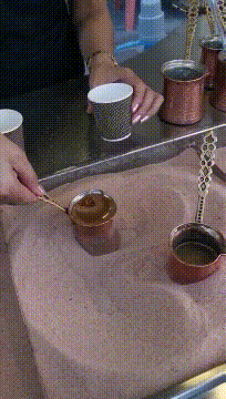 |搞笑GIF:看什么看?赶紧来救我,真装不下去了