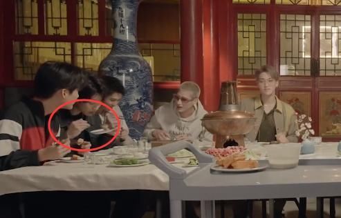 周柯宇 张嘉元又被骂?食物吃一口直接扔队友盘里,周柯宇的反应太圈粉