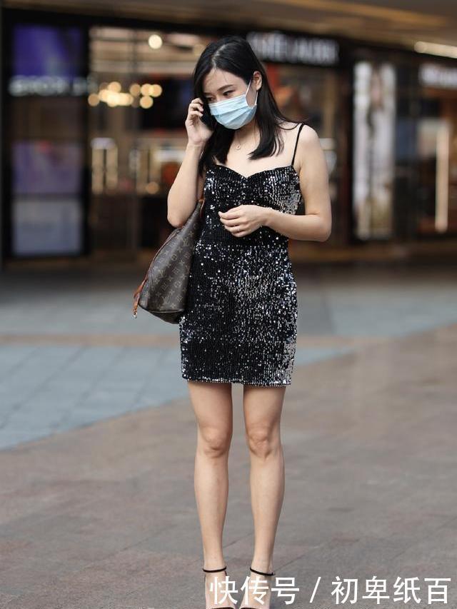 黑丝绒吊带裙，配上一字带的细跟凉鞋，显成熟气质，穿着精致效果