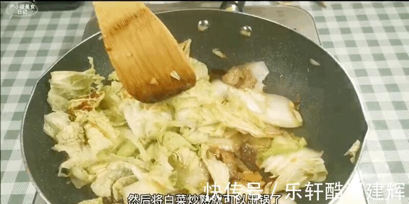 好吃|家庭版炒白菜,做法简单,加上一点肉更好吃