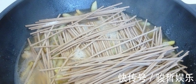 夏季，这是我吃不腻的午餐，就一盘，顶饱低脂又营养，错过等一年