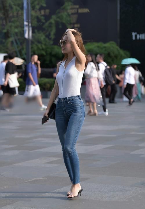 打造时尚造型，牛仔裤从来不会让人失望