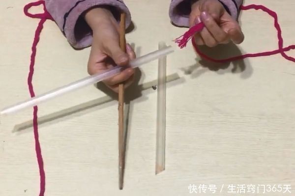 在吸管中穿一根绳子，挂在卫生间墙上太实用了，全家人都抢着用！