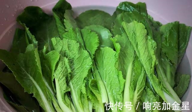 孩子|这两样素菜一起炒,不放肉也很鲜,入秋后多给孩子吃,简单又营养!