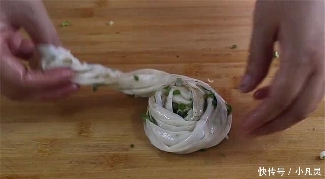 葱油饼好吃有诀窍,层层酥脆,做法简单,学会可以摆摊了