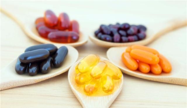 微量元素|长白头发，真只是缺维生素导致的？专家：这几点也有可能导致白发