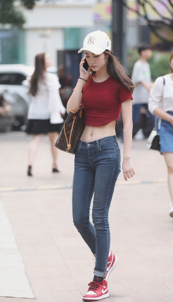 街拍: 是不是只有穿牛仔裤才有所谓的轻熟感