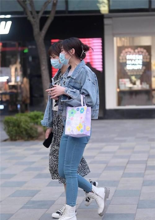美女|紧身牛仔裤，很多小姐姐喜欢，搭配出来的风格也是千差万别