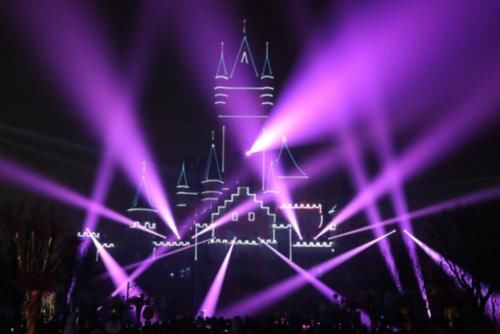 方特城堡极光秀精彩上演 市民景区里欢度春节