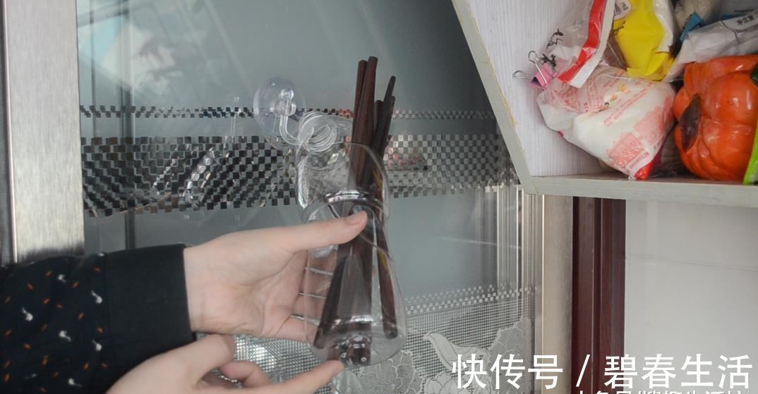 塑料瓶别再丢了, 剪几刀, 放在厨房有大用处, 家家户户都用得到