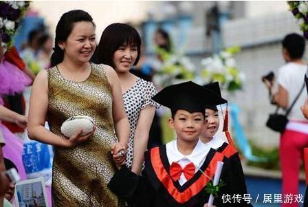 幼儿园|幼儿园举办毕业典礼,宝妈带着孩子争奇斗艳,网友:“拼妈”时代