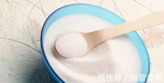 把白糖倒进洗衣粉里太厉害了,家家户户都需要,回家赶紧试一试