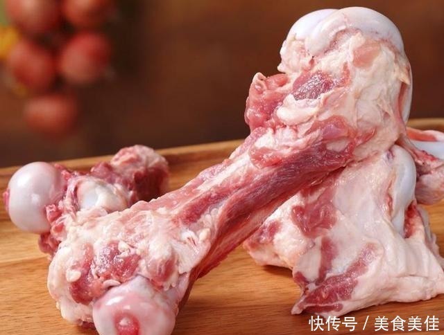 浓郁|20年老面馆的高汤秘方,原来是这么熬制的,汤色奶白且鲜美浓郁