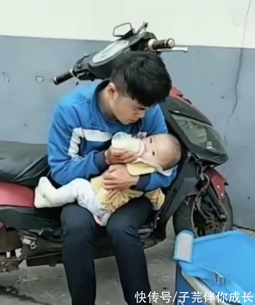 爸爸|6个月跟着爸爸送外卖，笑脸治愈无数人，菲儿宝宝如今过得怎样？